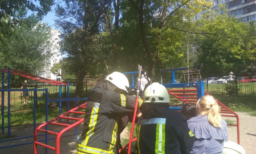 В Запорожье спасали ребенка, застрявшего на детской площадке (ФОТО)