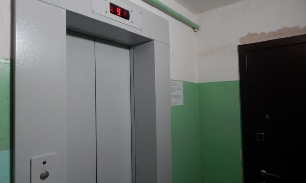 В Запорожье мужчина не мог выбраться из лифта с "навороченной" электроникой