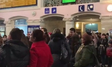 Пассажиры вокзала в Запорожье стали участниками вокального флешмоба