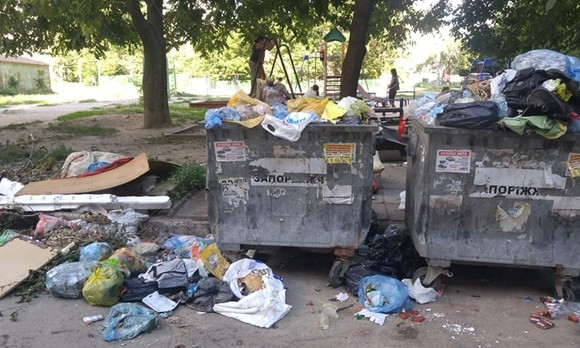 В Запорожье дети играют среди среди завалов мусора (ФОТО)
