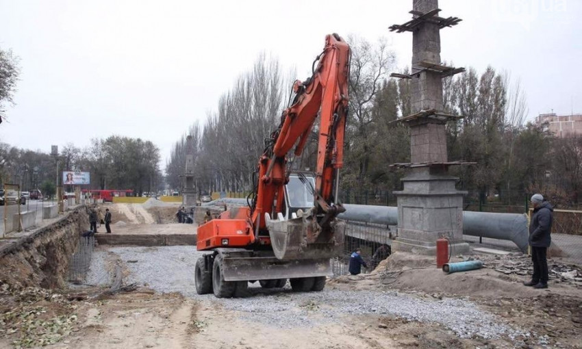 Перекрыто движение: Продолжается реконструкция путепровода по улице Калибровой