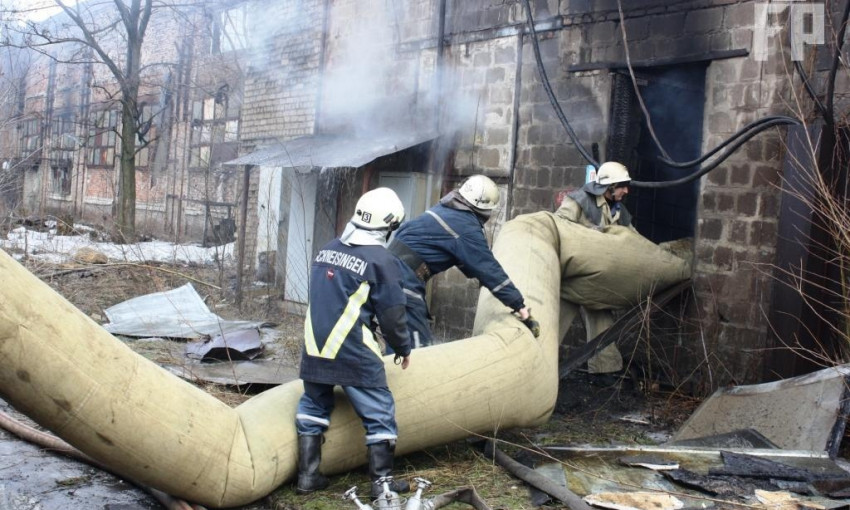 Пожар на запорожском предприятии тушили 25 спасателей
