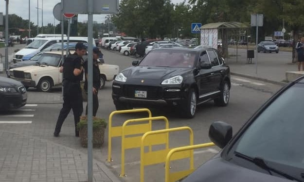В Запорожье на парковке около супермаркета автохам заблокировал проезд (ФОТО) 