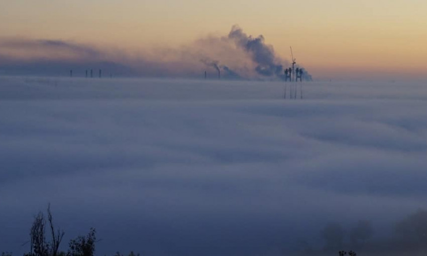 Горожане поделились снимками туманного утра в Запорожье (ФОТО)
