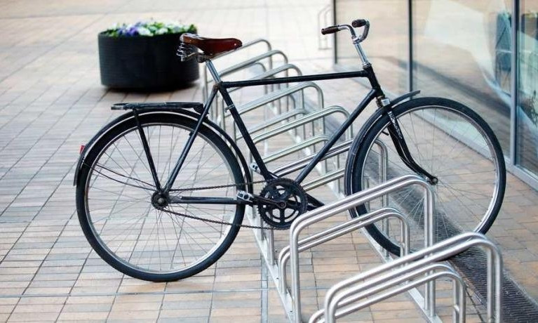 Возле мэрии в Запорожье устанавливают велопарковки (ВИДЕО)