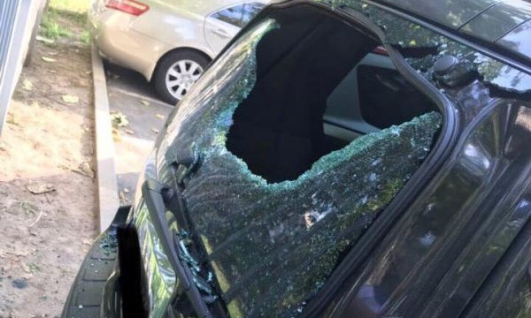 В Запорожье разбили стекло в автомобиле депутата (ФОТО)