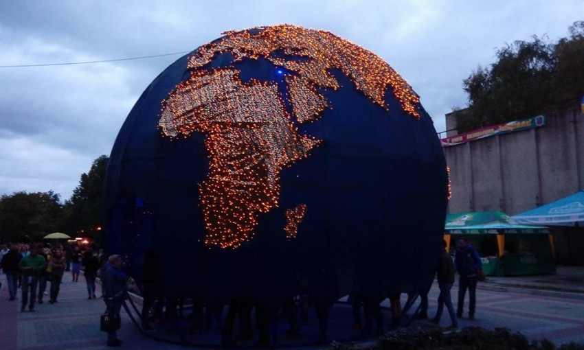 ФОТОФАКТ: В Запорожье появился огромный глобус