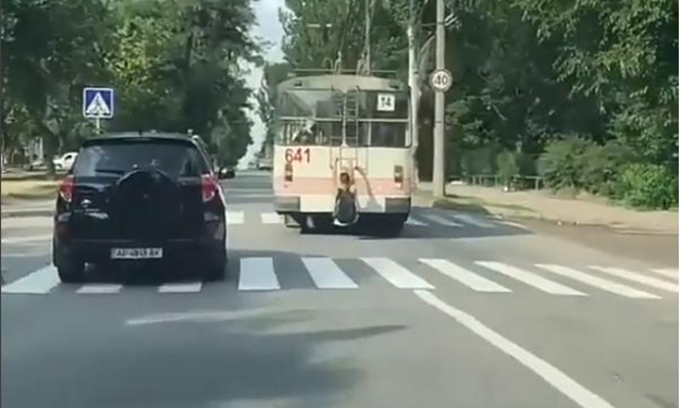 В Запорожье школьник катался, зацепившись за троллейбус (видео)