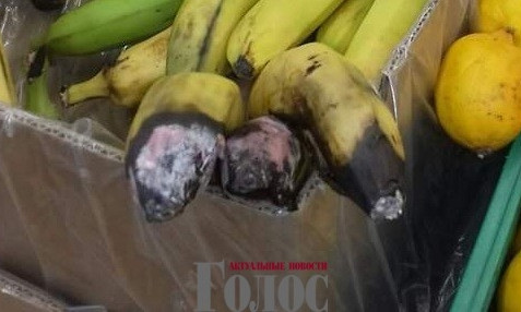 Фотофакт: Запорожские супермаркеты пугают покупателей гнилыми фруктами