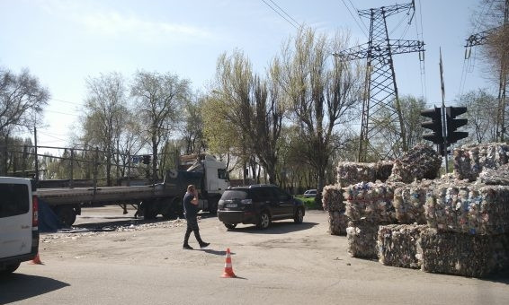 ДТП в Запорожье: по улице рассыпались тюки с пластиком (ФОТО)