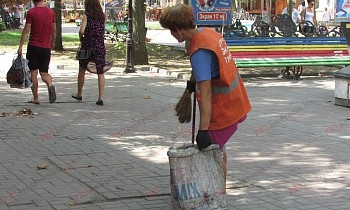 Чистоту на улицах Бердянска поддерживают безработные