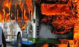 В центре Запорожья загорелся автобус с пассажирами (ФОТО)