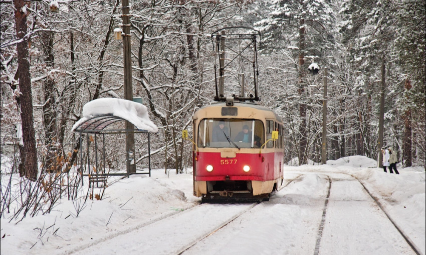 В сети показали эпичный ролик с участием трамвая на занесенных снегом рельсах (ВИДЕО)