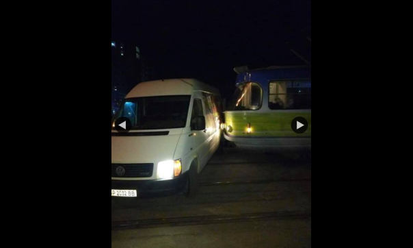 В Запорожье трамвай протаранил микроавтобус (ВИДЕО)