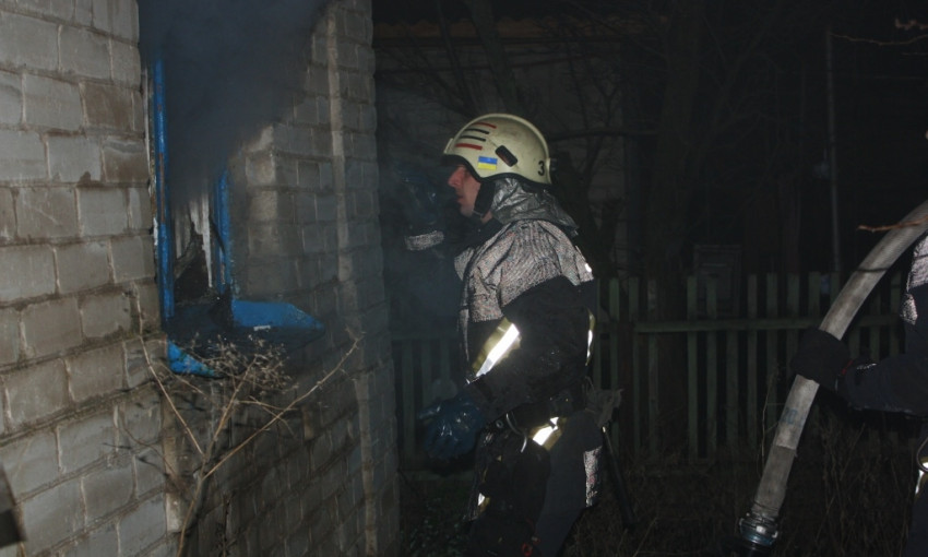 В Запорожье десятки людей спасали дом (ФОТО)
