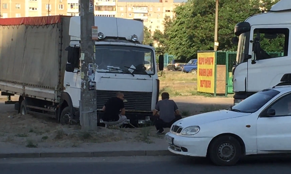 Фотофакт: В Запорожье застрял грузовик