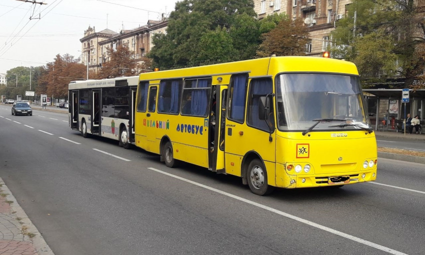 Не разминулись два автобуса в Запорожье (ФОТО)