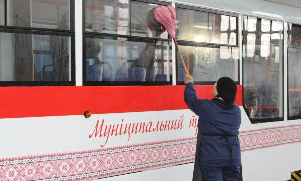Фотофакт: Как в Запорожье трамваи моют