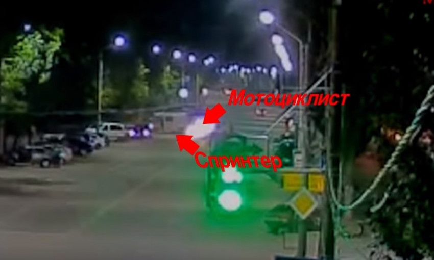 В сети появилось видео аварии: "Мерседес" наехал на мотоцикл (ВИДЕО)