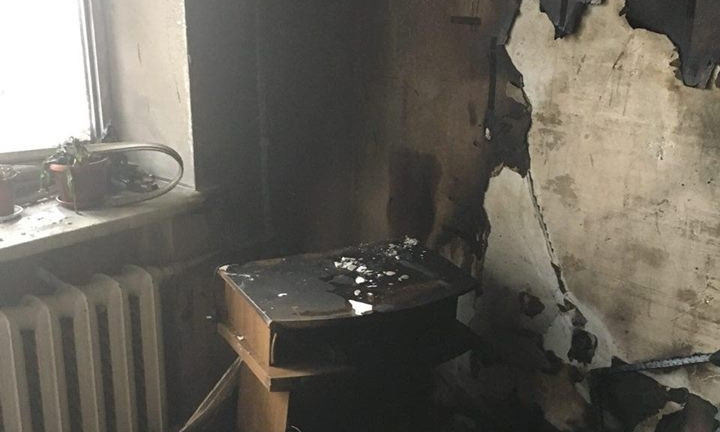 Вследствие серьезного пожара выгорела комната в многоэтажном доме (ФОТО)