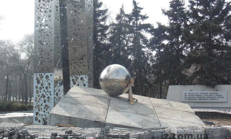 Запорожцы смеются над новым памятником (ФОТО)