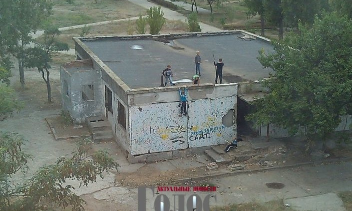 В Запорожской области дети играли на крыше постройки