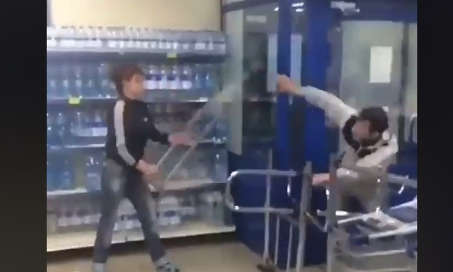 Скандал: В супермаркете женщина избивала мужчину костылем (ВИДЕО)