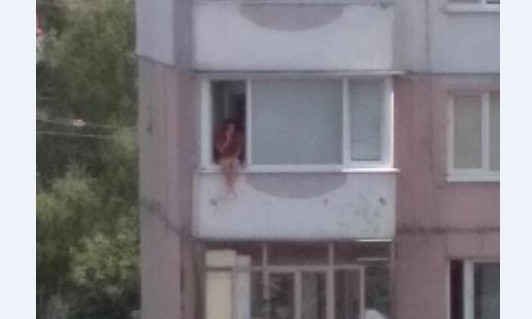 В Запорожье горожан напугала девушка, которая сидела, свесив ноги из окна (ФОТО)
