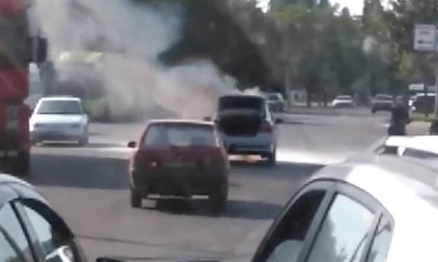 В сети появилось видео возгорания легковушки на Хортицком шоссе (ВИДЕО)