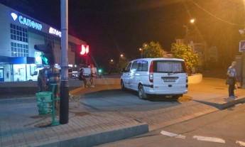 Парковка без правил: мелитополец припарковался на тротуаре, чтобы сходить за хлебом