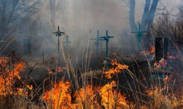 В Запорожской области пылали кресты (ФОТО)