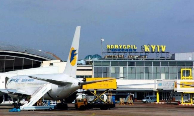 Самолет, летевший в Запорожье вынужденно приземлился в Киеве
