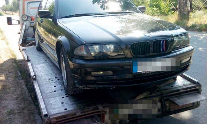 Припаркованный на повороте BMW хозяин найдет на штрафплощадке (ФОТО)