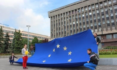 Фотофакт: Запорожцы развернули на главной площади города огромный флаг