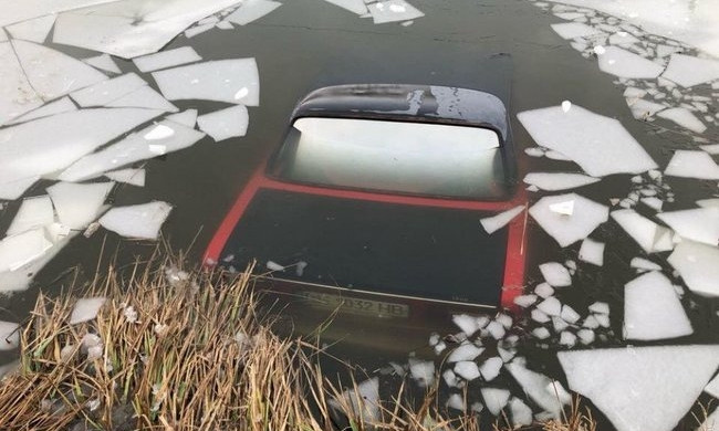 Западня: Автомобиль застрял в ледяной луже