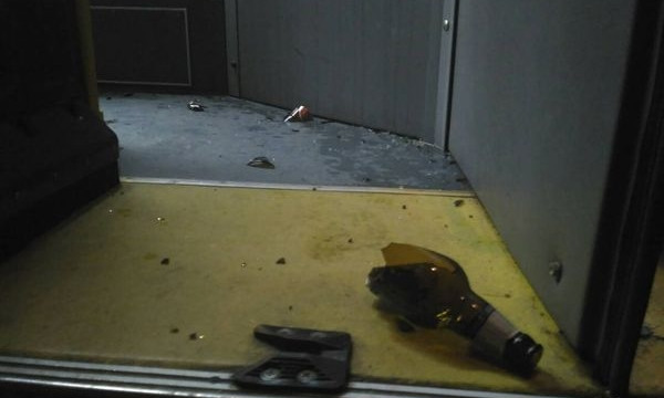 Пьяный запорожец бутылкой разбил стекло кабины водителя большого автобуса (ФОТО)