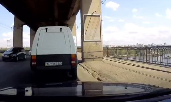 На запорожском мосту водители удивили благородным поступком (ВИДЕО)
