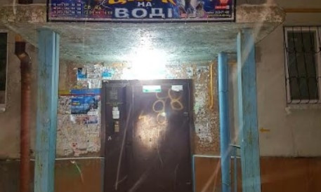 Фотофакт: Жильцы одной из запорожских многоэтажек боятся, что им на головы рухнет рекламный щит