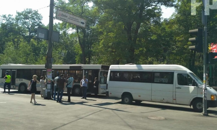 В Запорожье столкнулись автобус и маршрутка (ФОТО)
