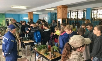 Военные принесли оружие в мелитопольскую школу (ФОТО)