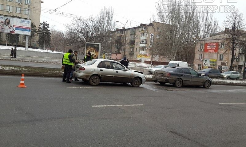 В сети появились фото сегодняшней аварии в центре Запорожья