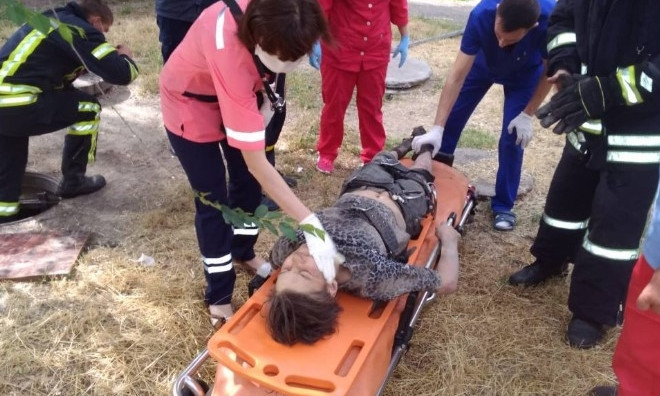 В Запорожье женщина упала в 4-метровый колодец (ФОТО)