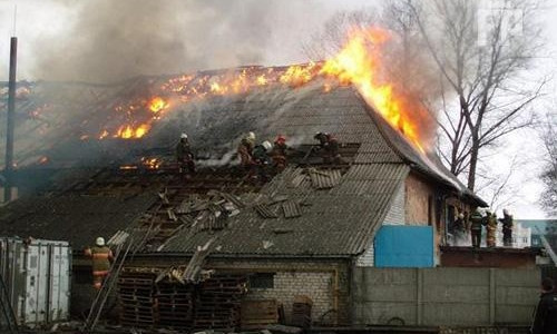 На Хортице полностью сгорела крыша дома