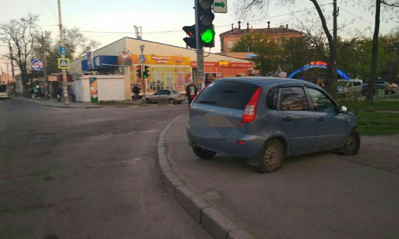 В Коммунарском районе легковушка "вылетела" на тротуар (ФОТО)