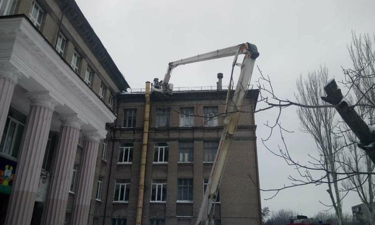В запорожской школе ЧП: ветром сорвало крышу. ФОТО