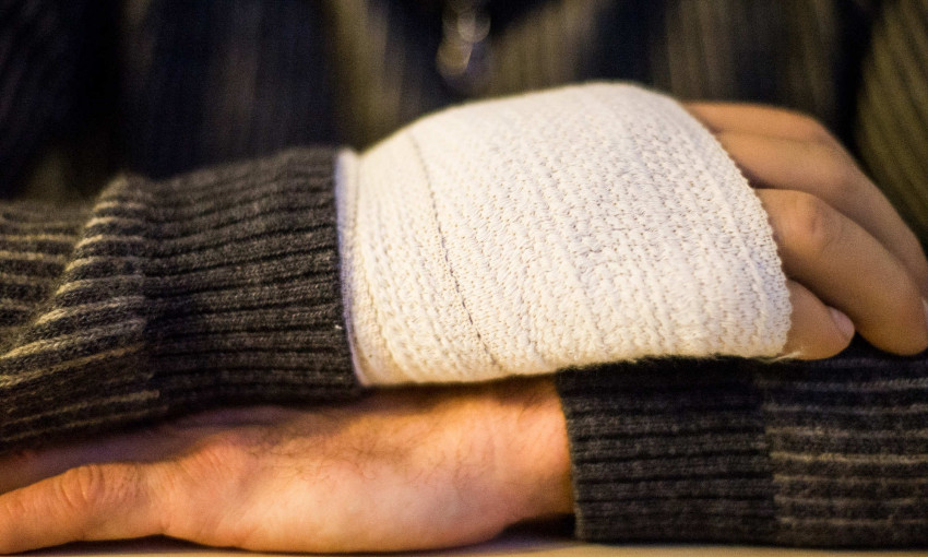 В Энергодаре мужчине в кафе оторвали палец (ФОТО)