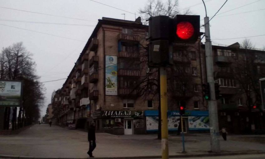 В центре Запорожья светофор пугает пешеходов и водителей (ФОТО, ВИДЕО)