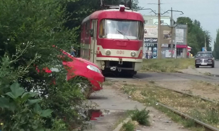 В Запорожье блондинка парализовала трамвайное движение