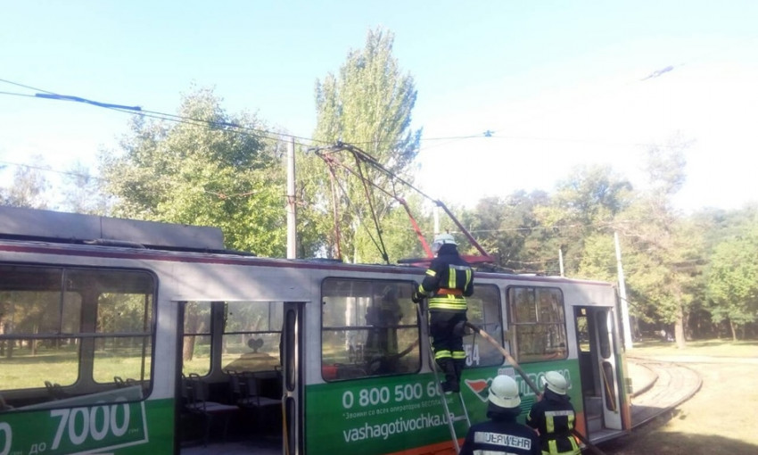 В Запорожье вновь пылал трамвай (ФОТО)