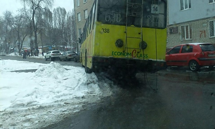 Фотофакт: В Запорожье спасали троллейбус